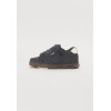 GLOBE sabre lead/gum split sneaker unisex